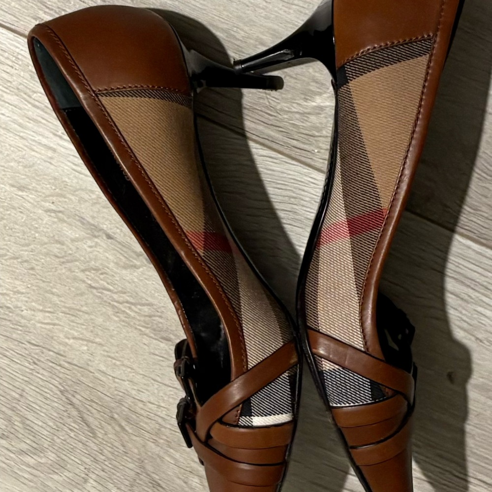 Women’s Burberry Nova check brown leather pump